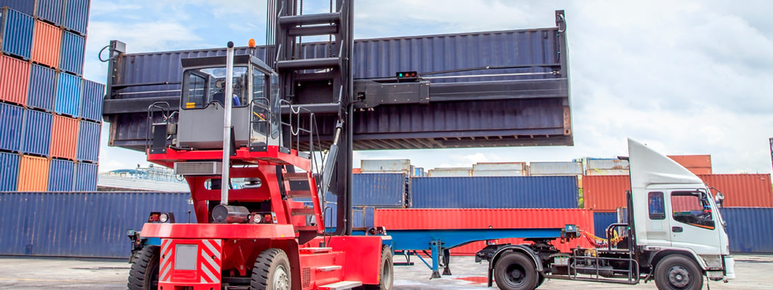 Un chariot élévateur charge un camion - Gestion du transport pour Microsoft Dynamics NAV
