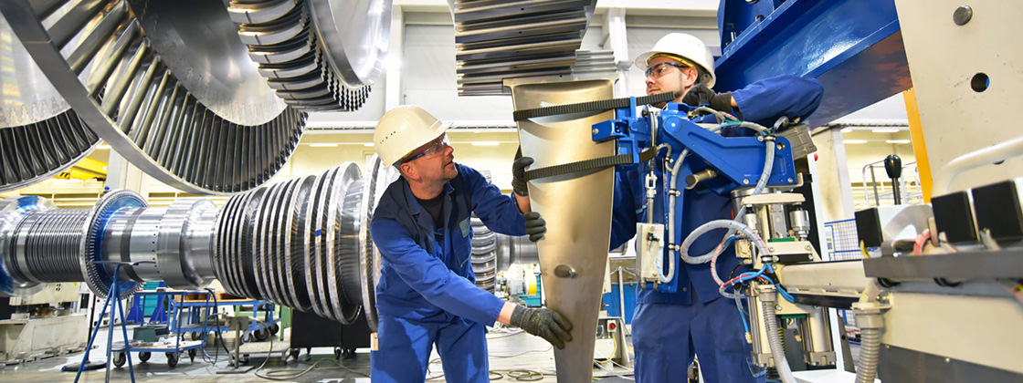 Deux techniciens assemblent une turbine - ERP pour la construction mécanique